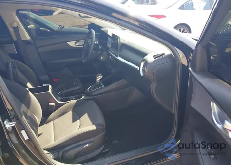 2024 Kia Forte Lxs z USA, uszkodzony, nr VIN 3KPF24AD8RE772411